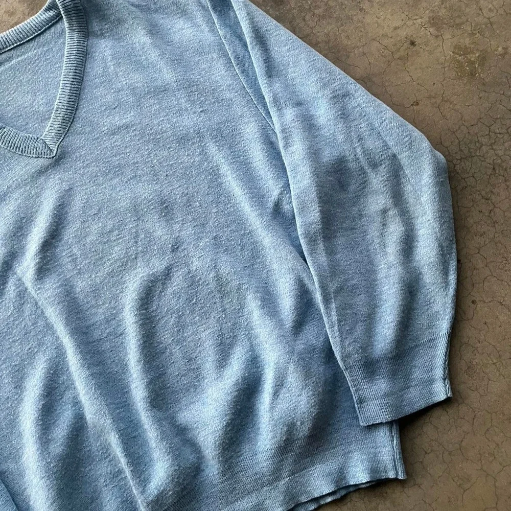 Vintage blue blank v neck sweater Measures xl
